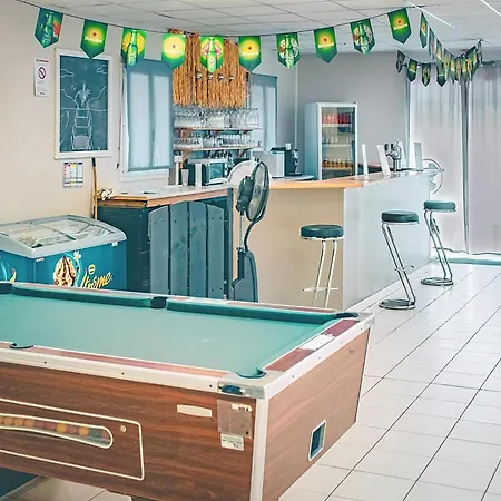 Getaway Near With Pool بيت للعطل