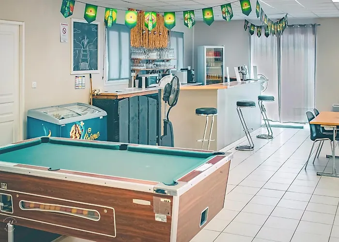 Getaway Near With Pool بيت للعطل